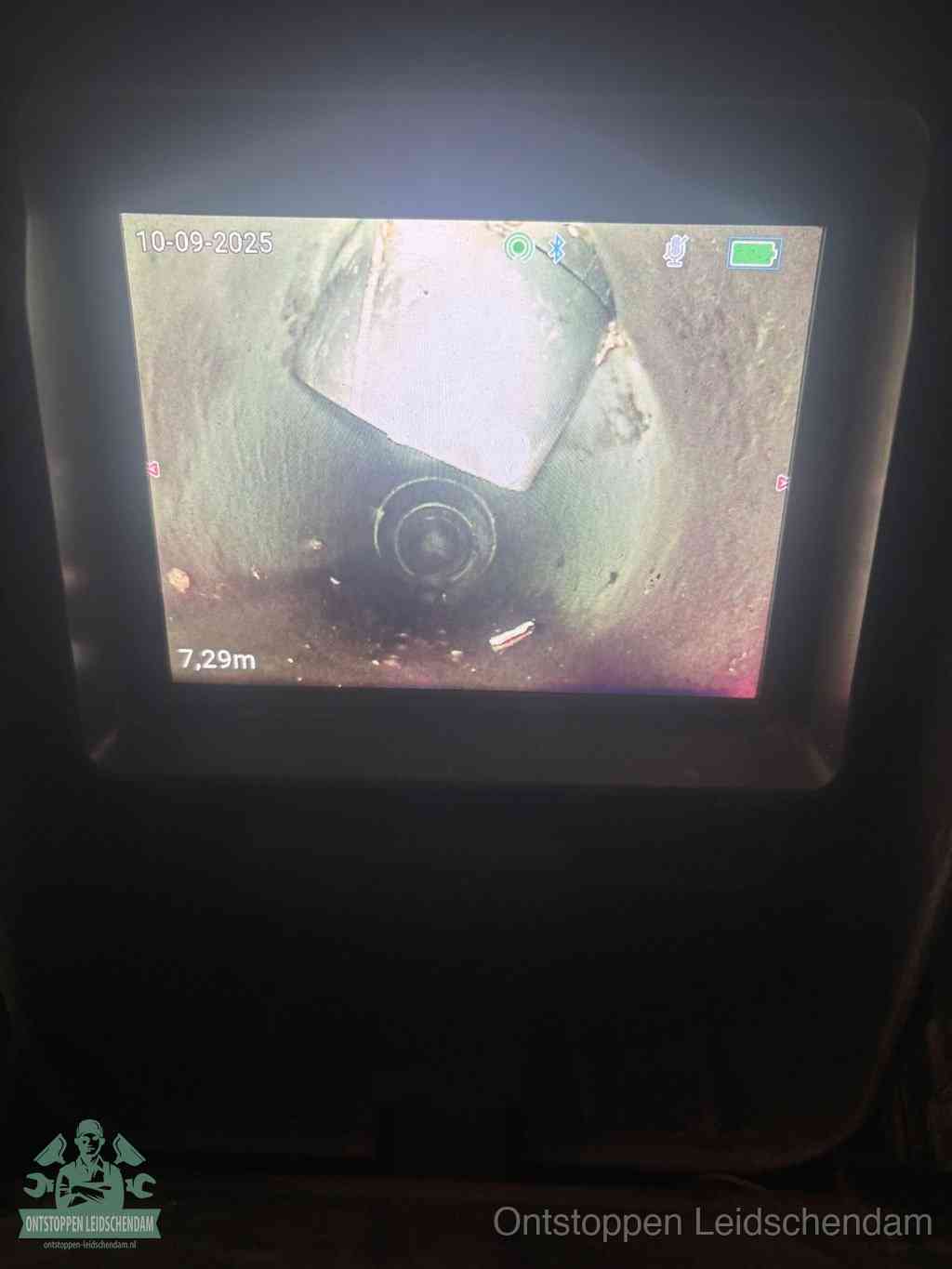Het scherm van een rioolinspectiecamera toont de binnenkant van de leiding, eerst vaststellen waar de verstopping zit in Leidschendam