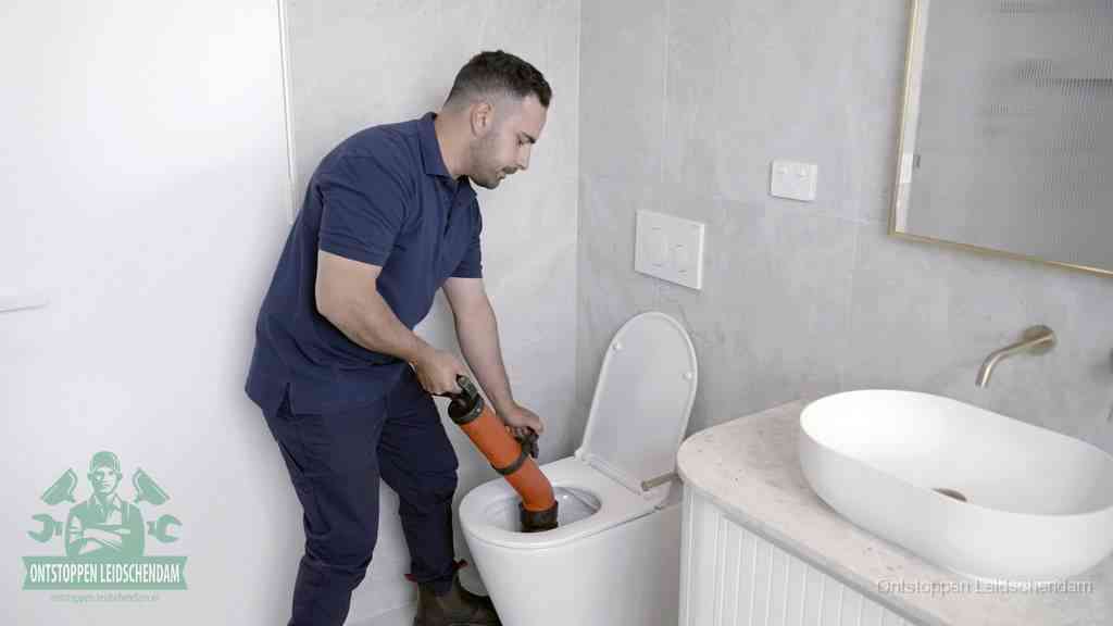 Een wc wordt met een handmatige ontstopper losgepompt, een verstopt toilet zelf ontstoppen met huismiddelen in Leidschendam